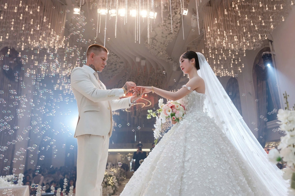 Australian fighter weds in Hue, stunned by 500-guest celebration