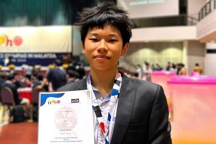 Nghe An student sweeps two Olympics gold medals in the same year