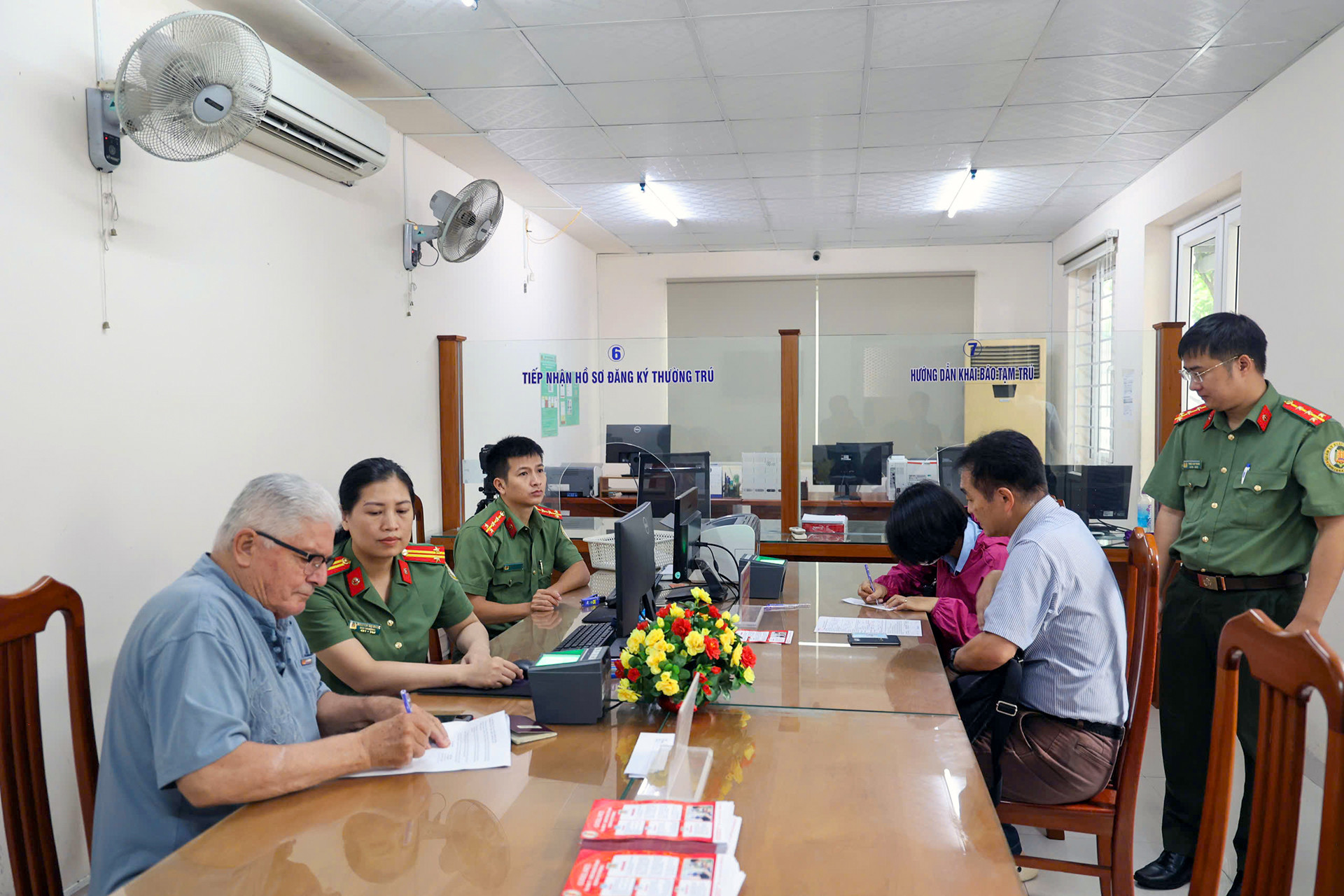 5 Nguoi nuoc ngoai.jpg