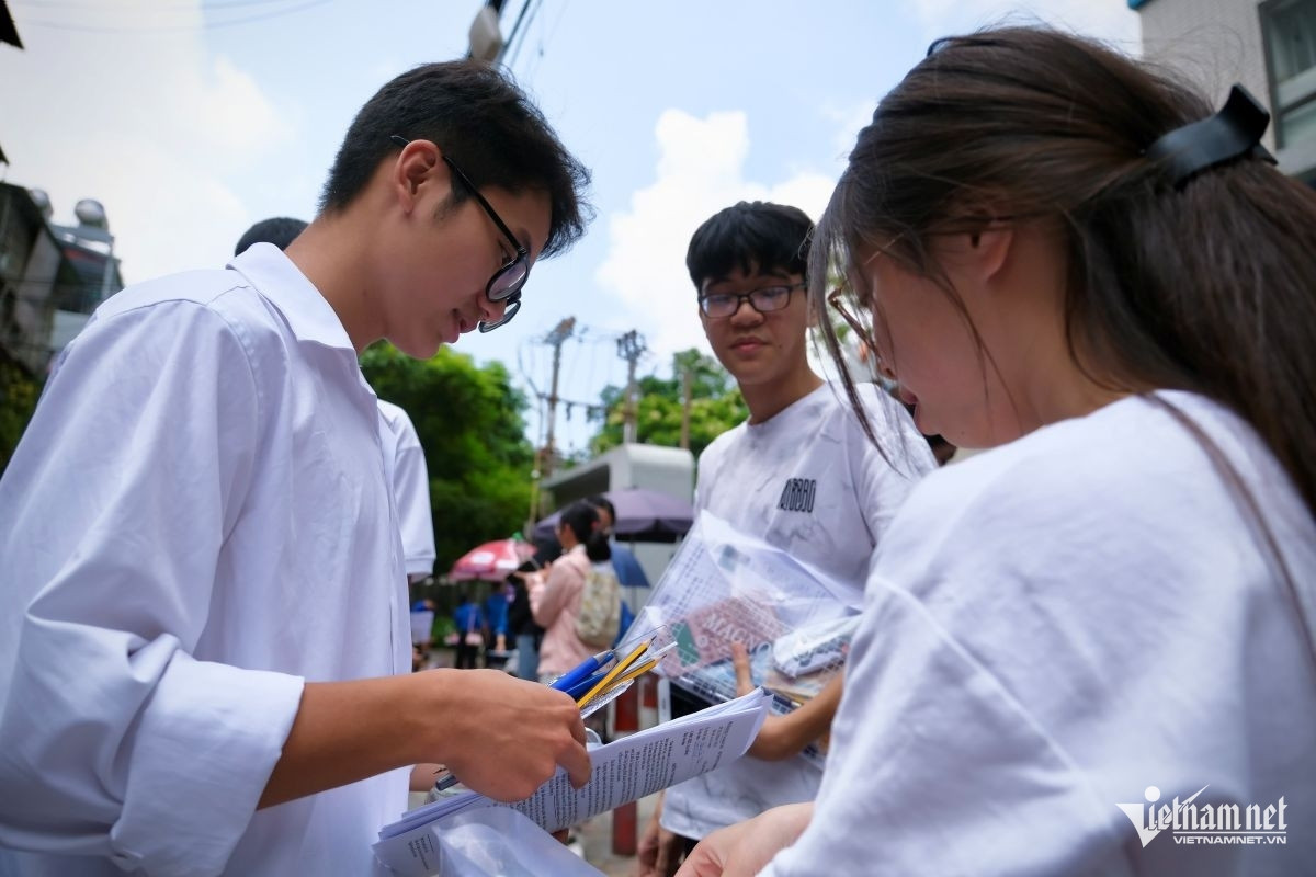 Is the 2025 high school graduation English exam too difficult?