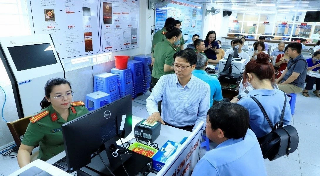 More than 200 foreigners granted Level-2 e-ID accounts in Dong Nai province