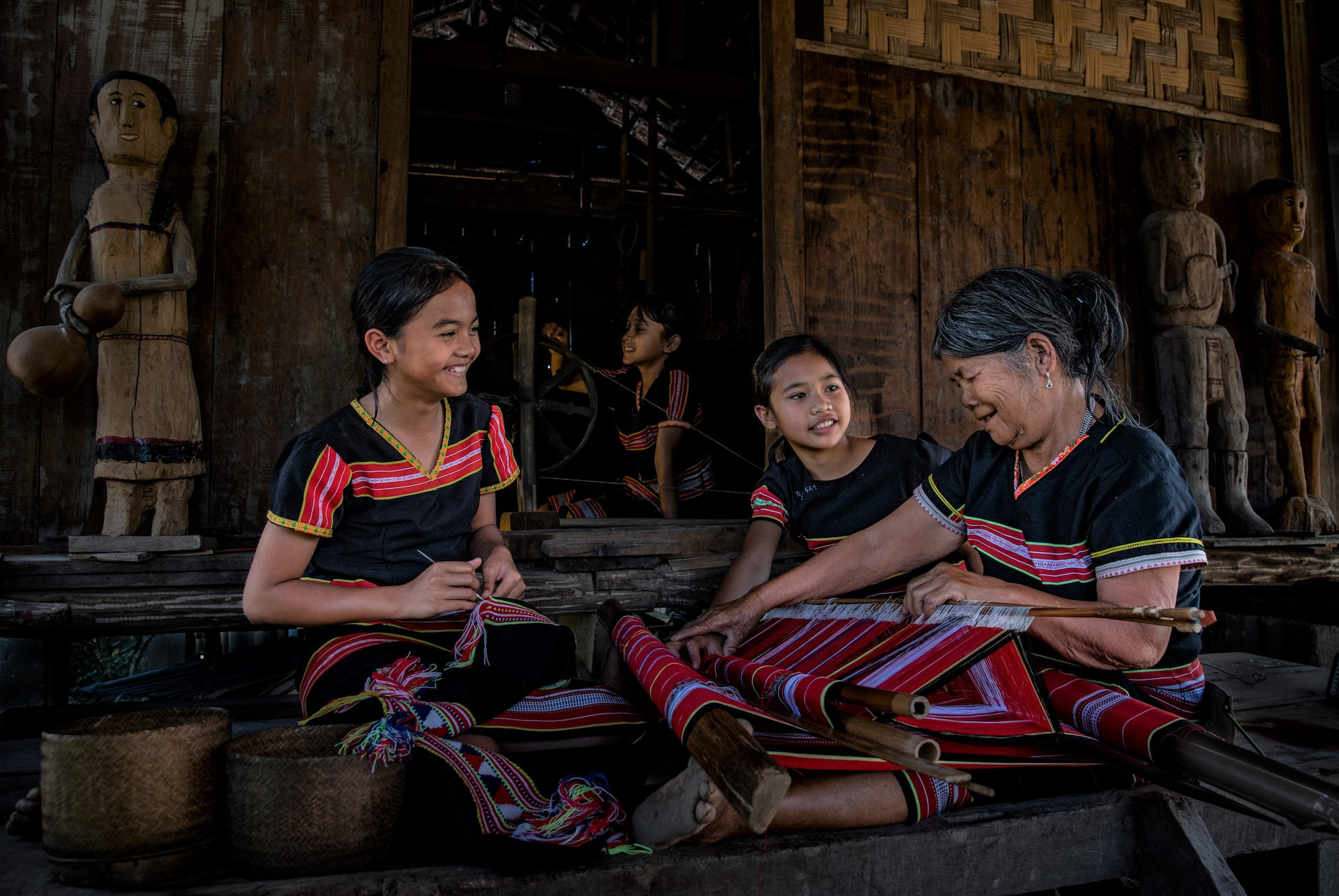 Nghề dệt thổ cẩm được người Gié Triêng ở làng Đăk Răng truyền dạy từ thế hệ này sang thế hệ khác và trường tồn mãi với thời gian.jpg
