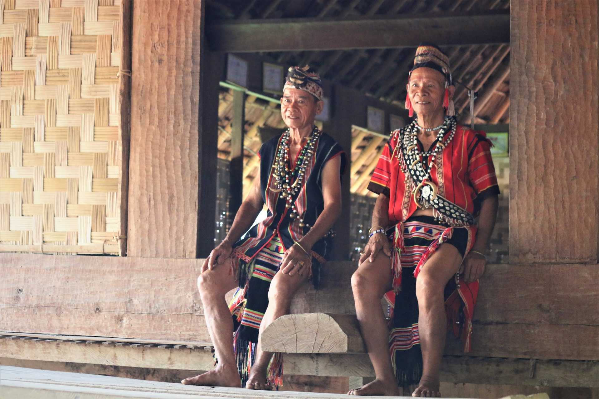 Ở làng Đăk Răng, già Brôl Vẻ (bên phải) và già A Quá (bên trái) được xem là hai “cây đại thụ” của làng. .jpg