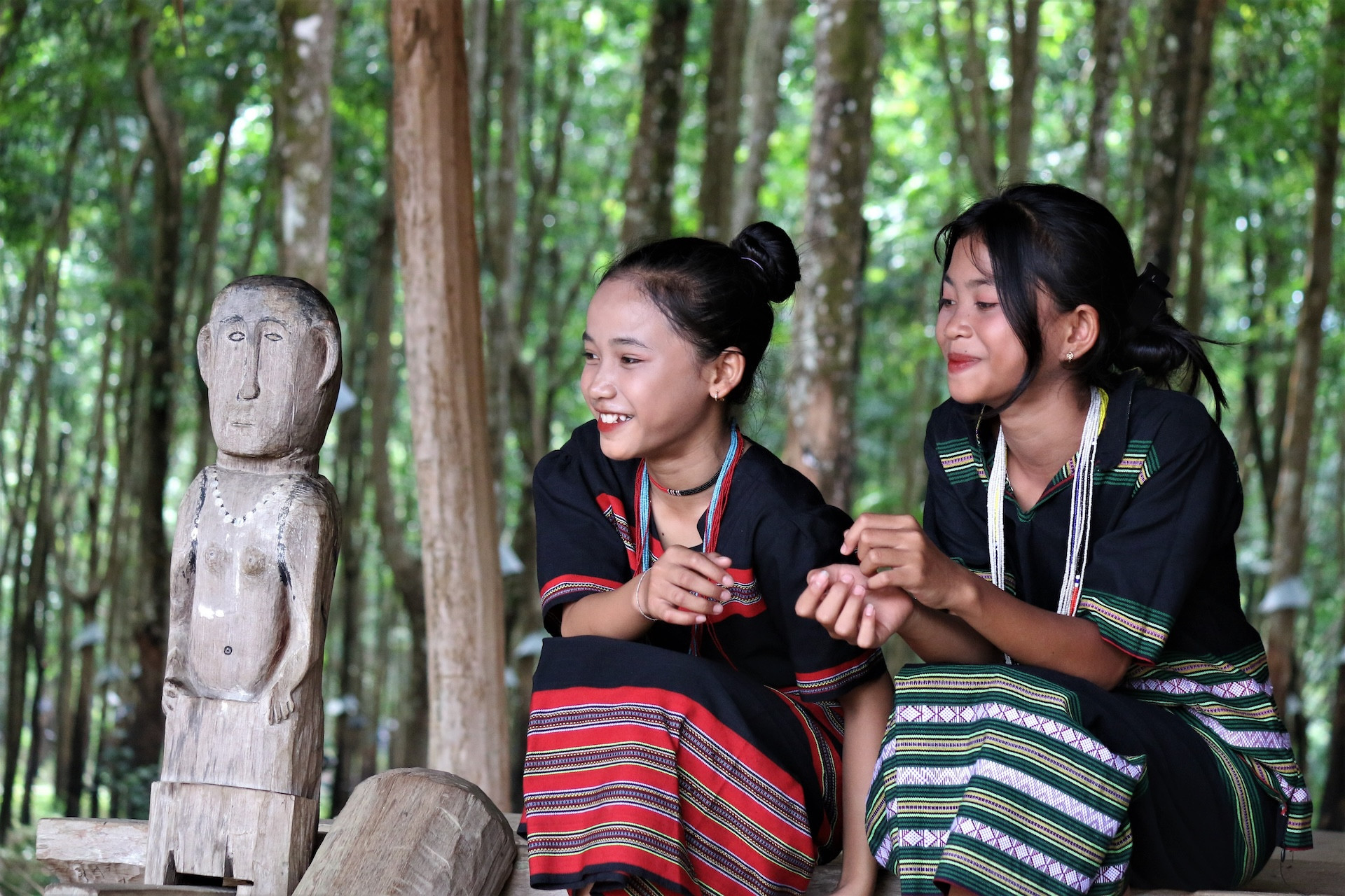 Trang phục truyền thống của người Gié Triêng ở làng Đăk Răng nhiều hoa văn và màu sắc mang nét đặc trưng riêng.jpg