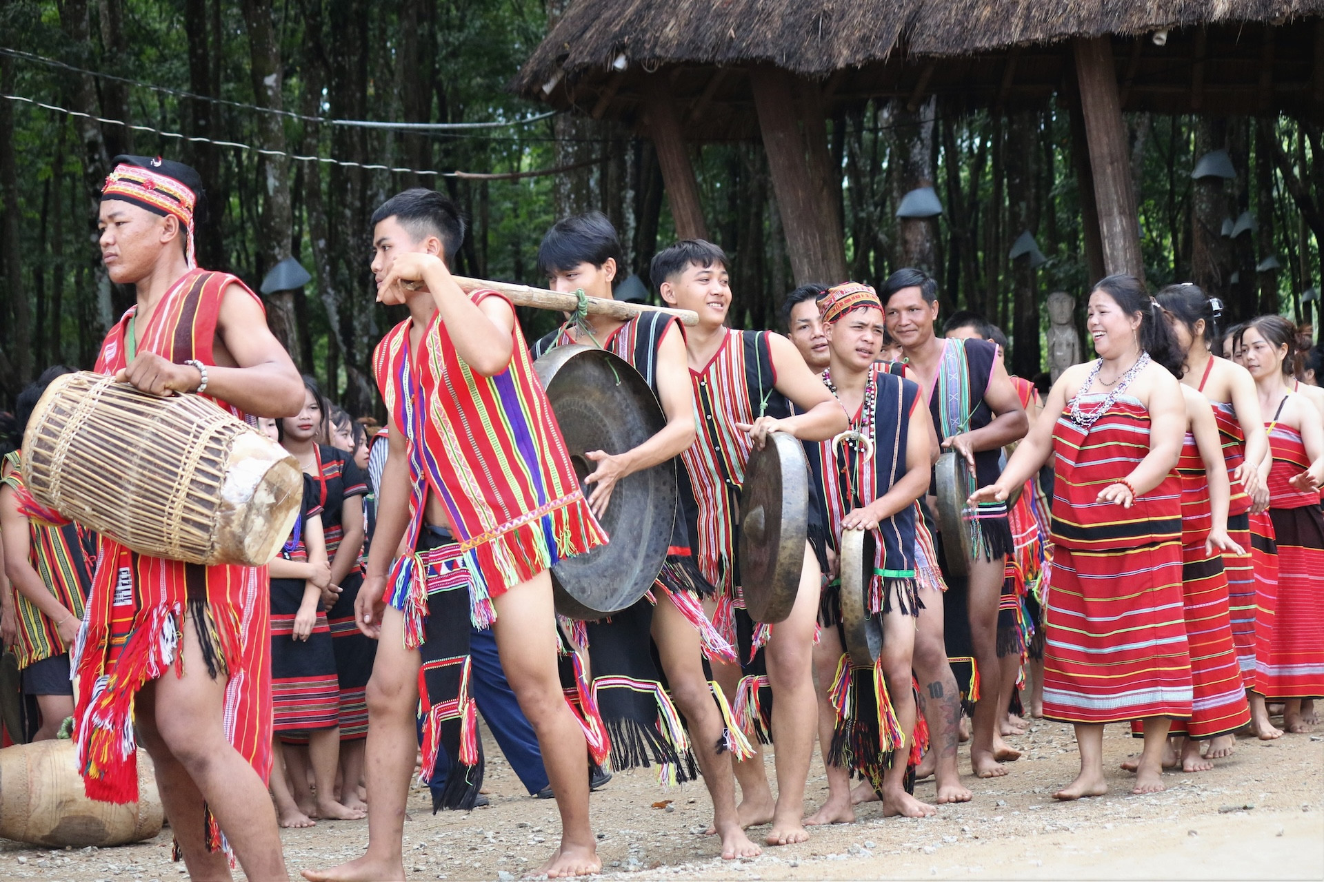 Trình diễn cồng chiêng, xoang truyền thống của người Gié Triêng.jpg