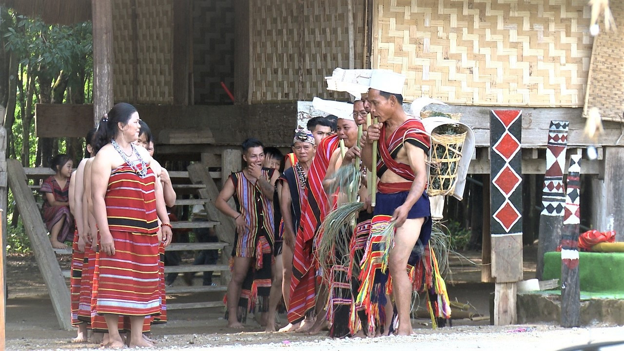 Người Gié Triêng ở làng Đăk Răng tổ chức Lễ Ăn than.jpg