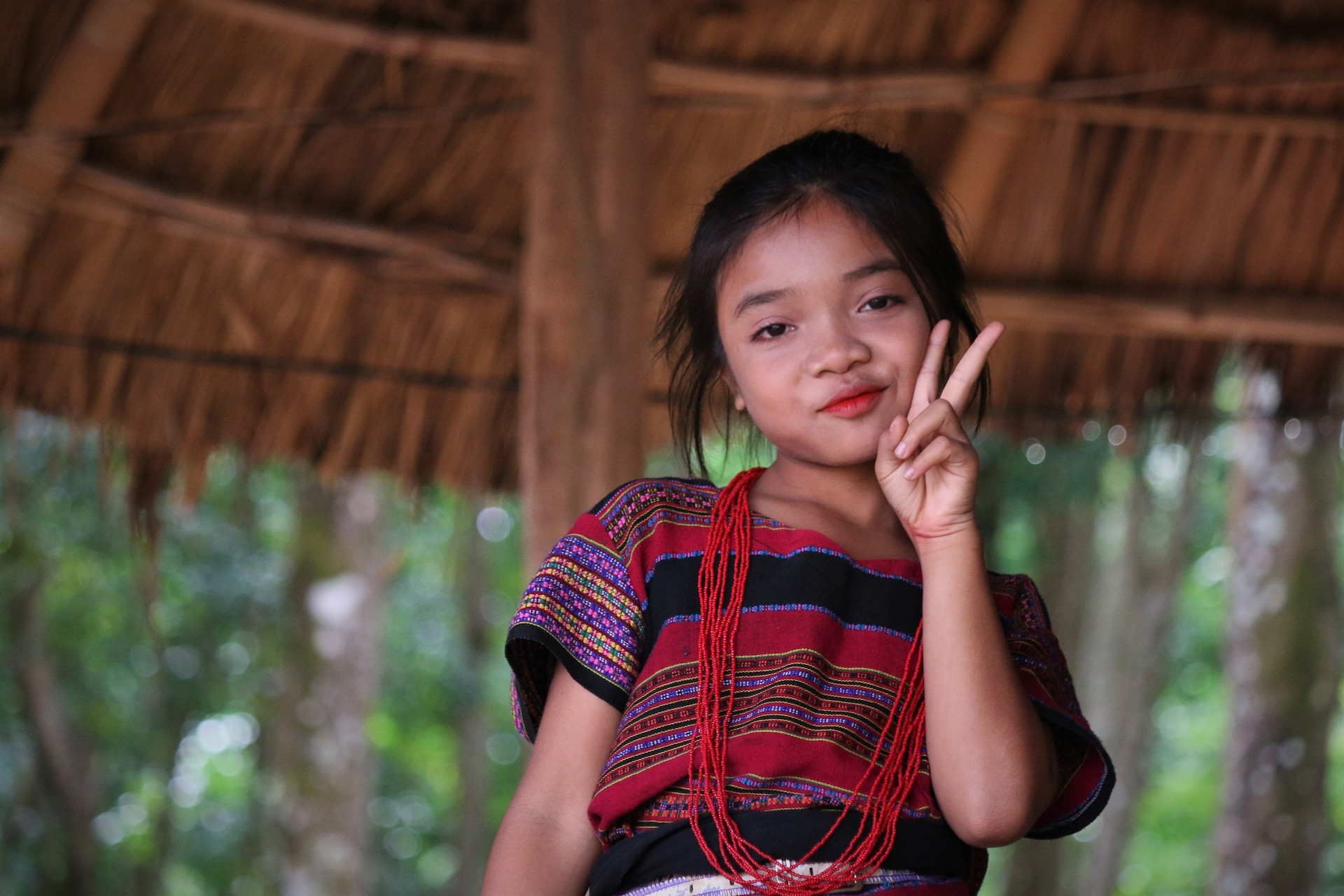 Trẻ em làng Đăk Răng tự hào khi được mặc bộ trang phục truyền thống của người Gié Triêng.jpg