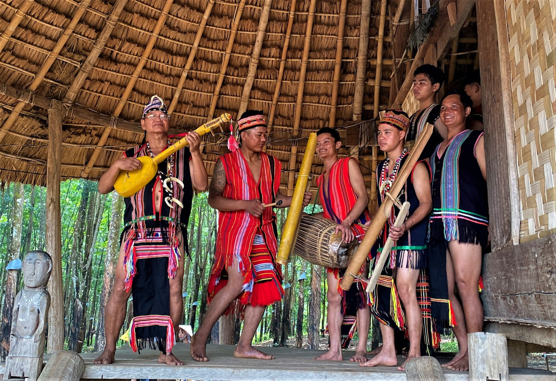 Các nghệ nhân làng Đăk Răng trình diễn các loại nhạc cụ truyền thống của người Gié Triêng.jpg