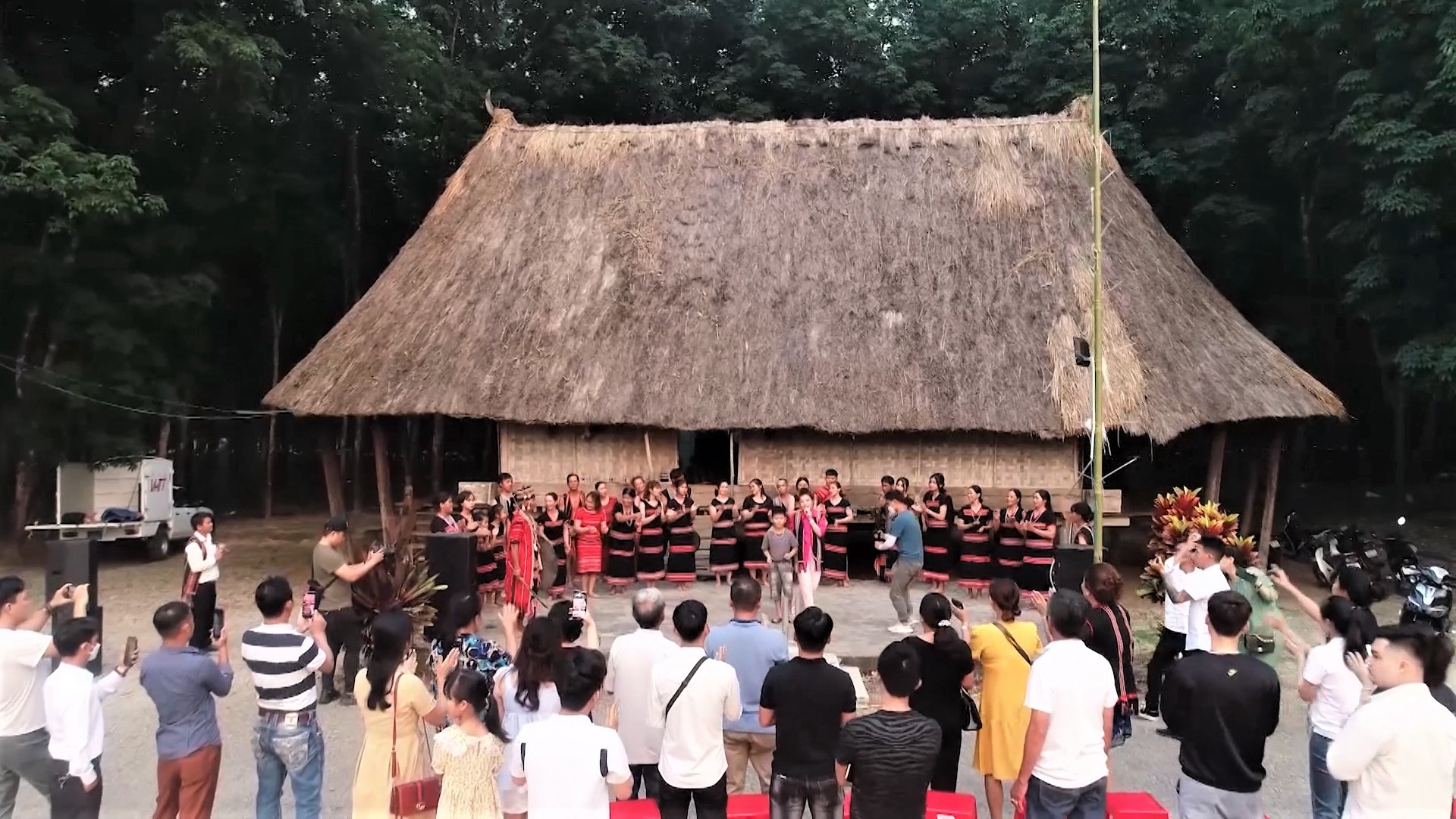 Đến với làng Đăk Răng, du khách tìm thấy sự yên bình và được đắm mình trong tiếng cồng chiêng trầm hùng, điệu xoang uyển chuyển của người Gié Triêng.jpg