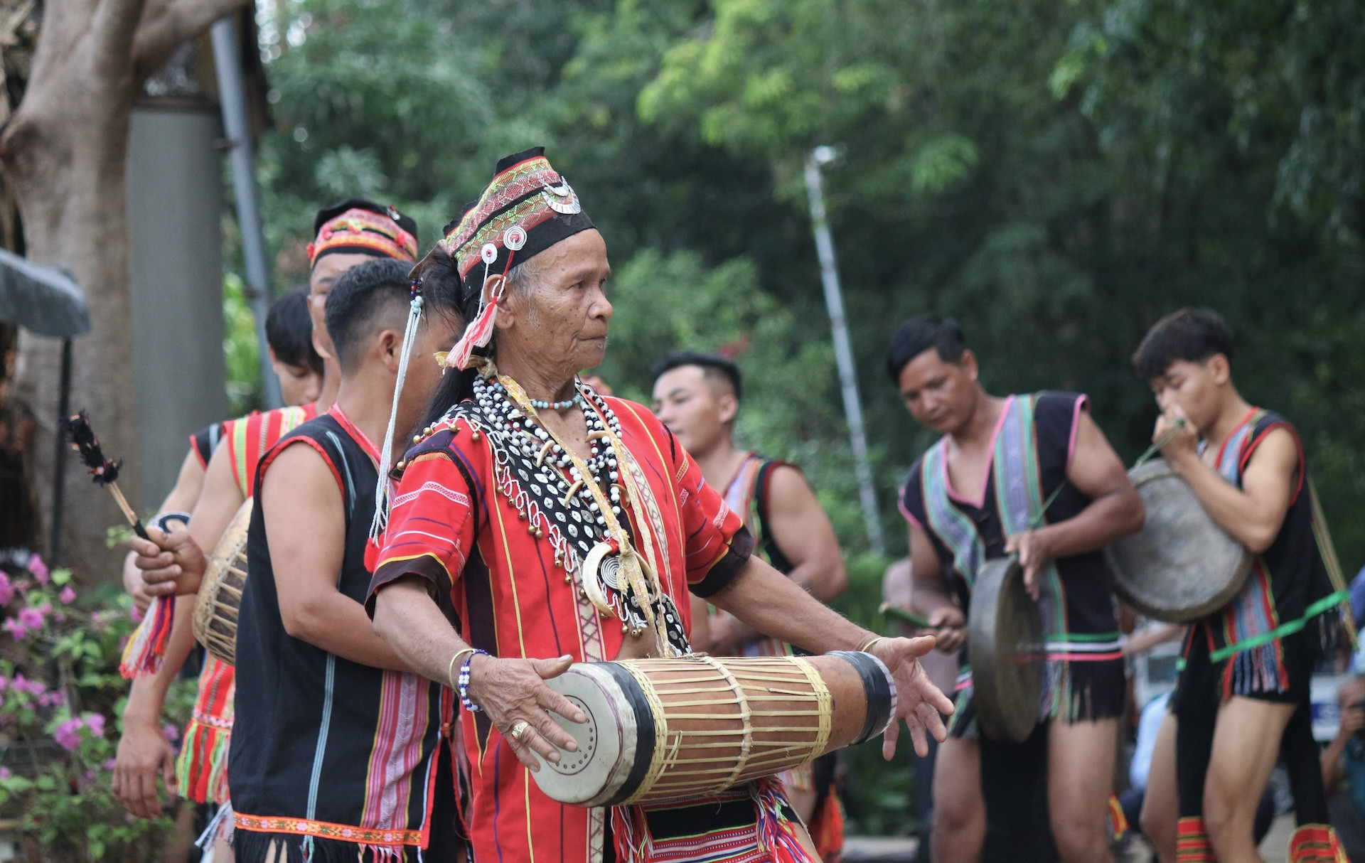 Già Brôl Vẻ là người dẫn dắt chính trong các lễ hội truyền thống của người Gié Triêng ở làng Đăk Răng.jpg