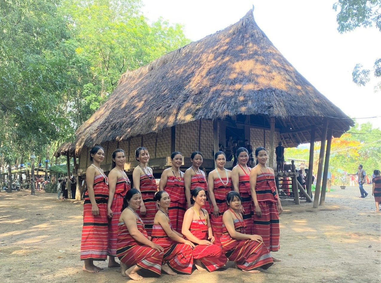 Phụ nữ Gié Triêng ở làng Đăk Răng với bộ trang phục truyền thống do họ tự tay làm nên.jpg