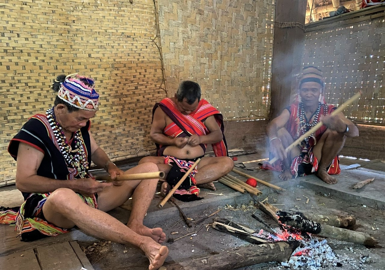 Già Brôl Vẻ và già A Quá chỉ dạy cho người dân trong làng cách chế tác các loại nhạc cụ truyền thống.jpg