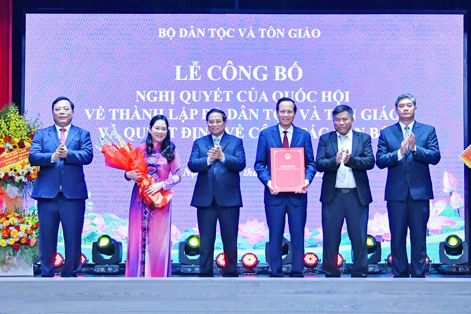 10323198_TTg trao QĐ thành lập Bộ DTTG_25 07 03.jpg