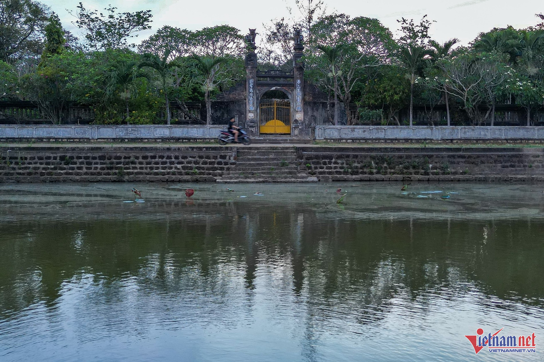 vietnam pagoda1.jpg