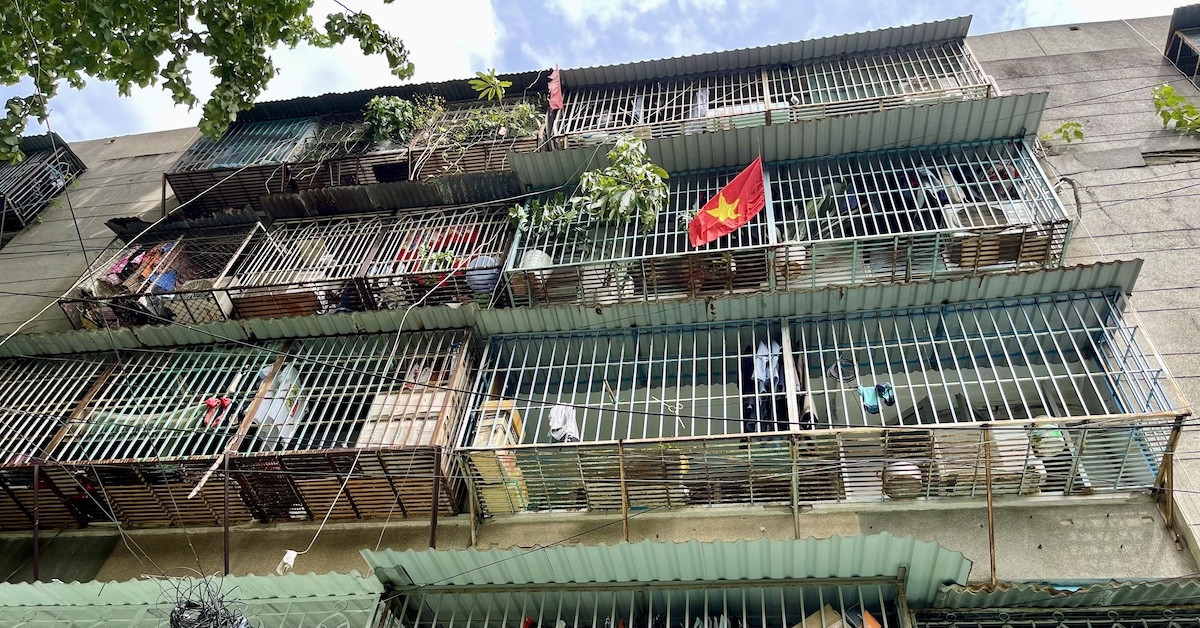 Fire risk rises in HCM City’s aging apartments as ‘tiger cages’ persist