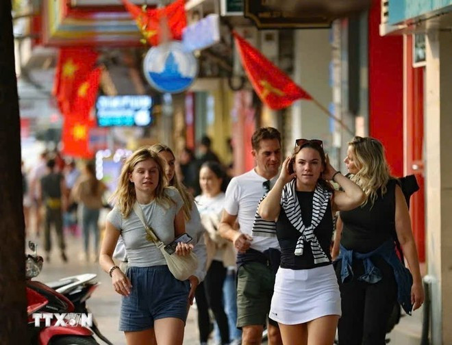 foreign-visitors-in-hanoi.jpg