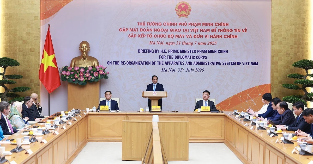 PM Pham Minh Chinh updates Diplomatic Corps on local governance reform
