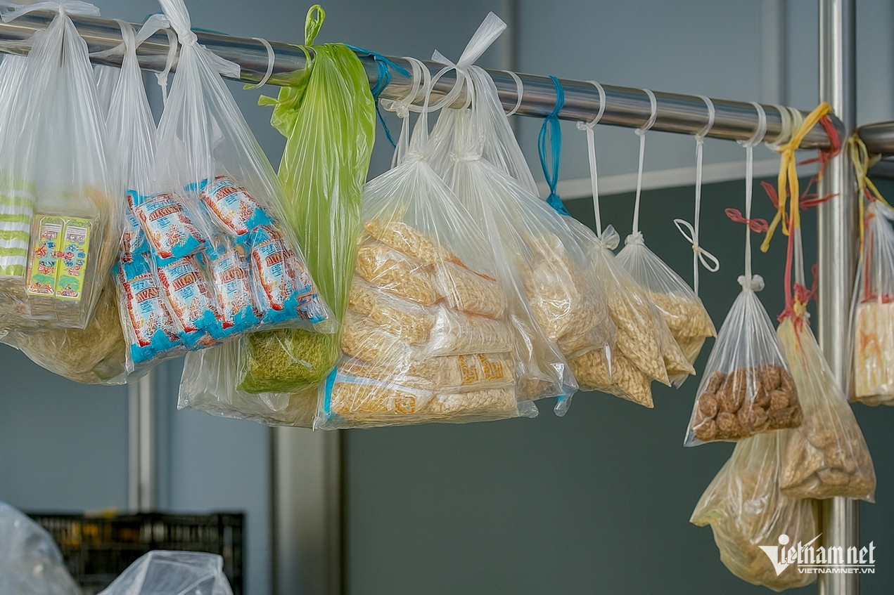 Hanoi markets to stop using plastic bags, non-biodegradable foam containers