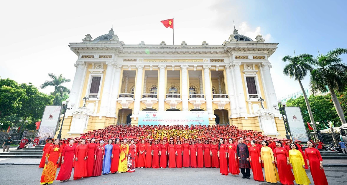 Living National Flag in ao dai inspires pride in Hanoi