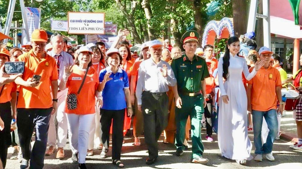 Thousands walk in HCMC to support Agent Orange victims