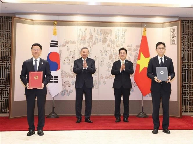 Party chief witnesses exchange of Vietnam-RoK cooperation documents