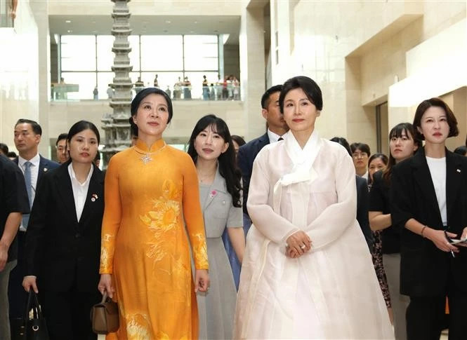 Vietnamese Party chief’s spouse visits RoK national museum
