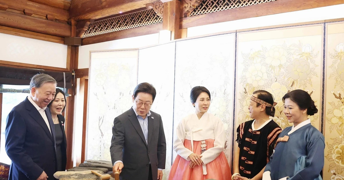 Party chief enjoys tea, traditional music performances at RoK's Blue House