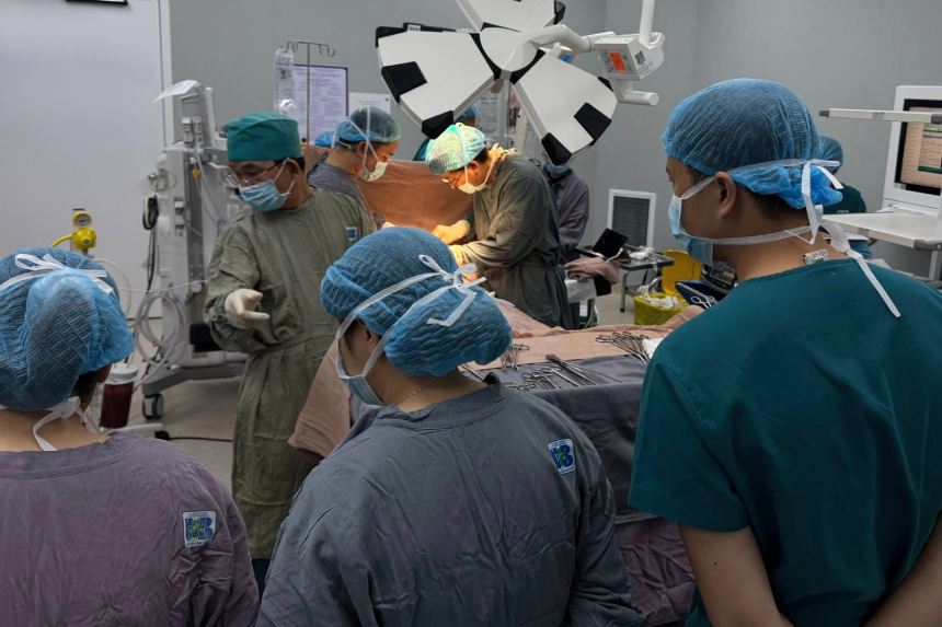 Doctors complete operation, remove large tumor pressing on 10-week-old fetus
