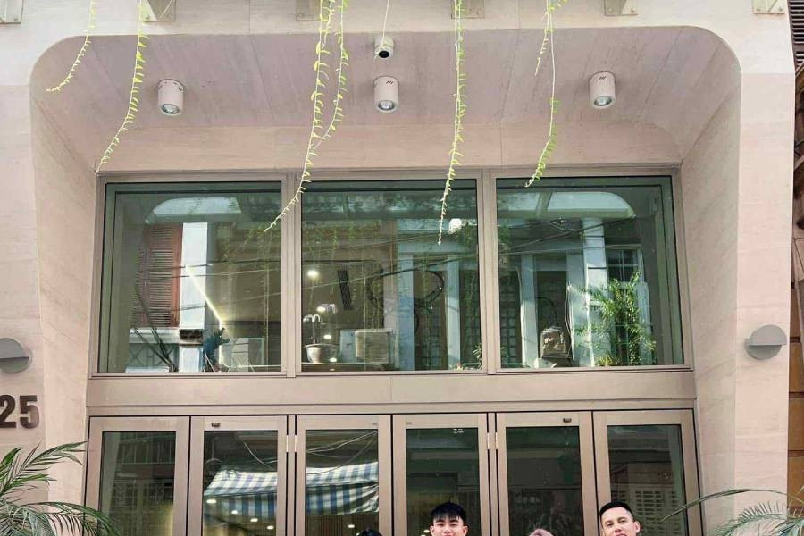 Five kids keep Hanoi couple spinning like tops