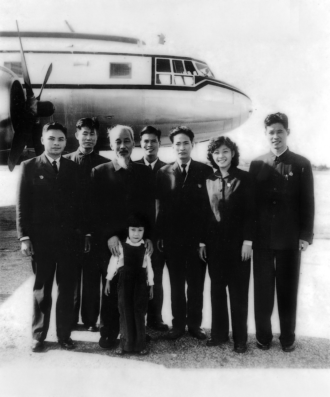 Bác Hồ cùng tổ bay của Hàng không dân dụng Việt Nam trở về sau chuyến thăm và làm việc ở nước ngoài.jpg