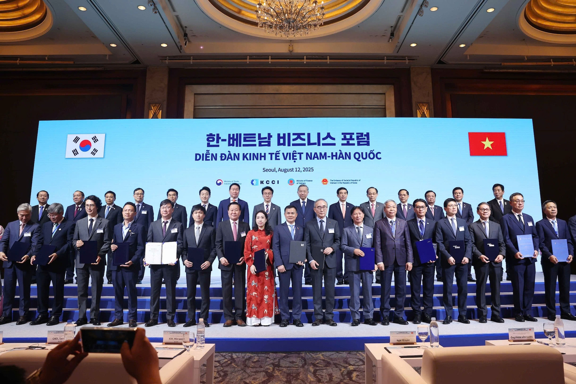 CMC, Samsung C&T partner on $1B “AI Heart” data center in HCM City