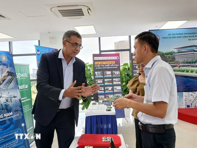 Representatives of enterprises and universities share information and discuss cooperation in training semiconductor human resources. (Photo: VNA)