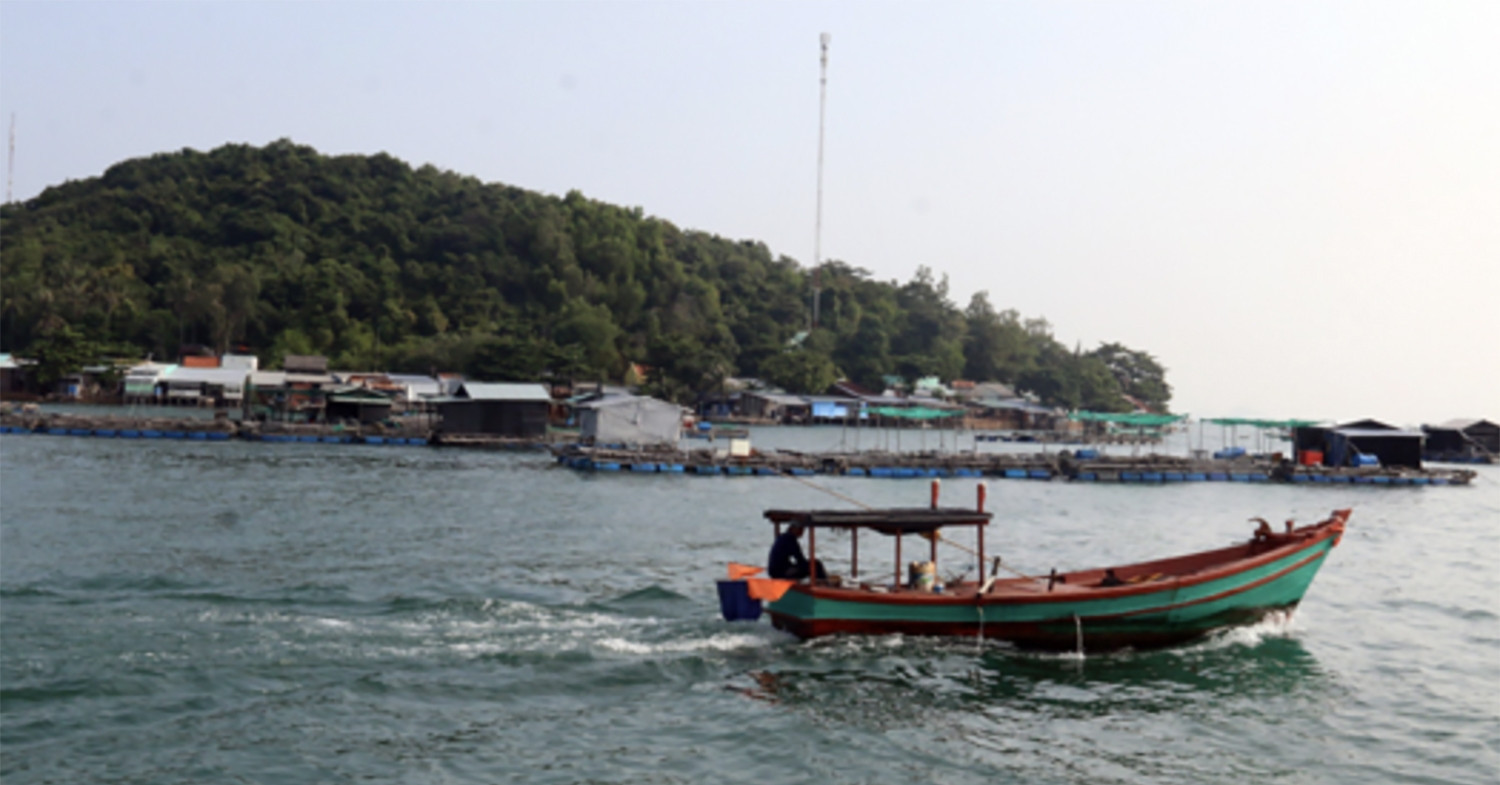 Two teenagers drown while paddleboarding off An Giang coast