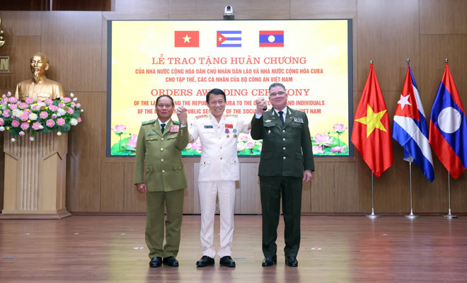 vna-potal-le-trao-tang-huan-chuong-cua-lao-va-cuba-cho-cac-tap-the-ca-nhan-cua-bo-cong-an-viet-nam-8215140.jpg