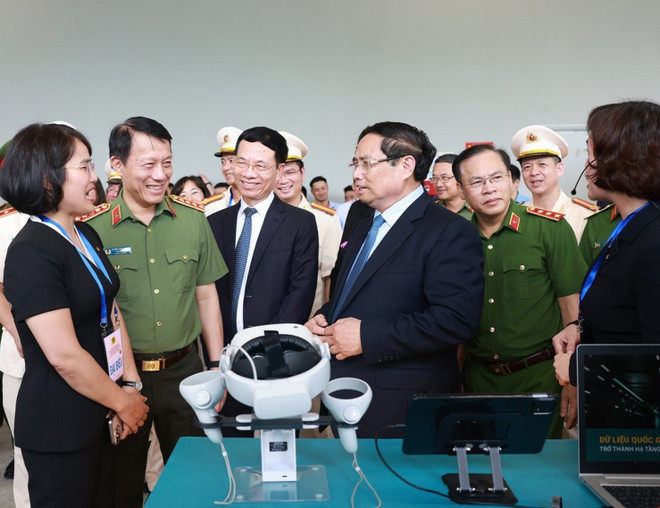 Prime Minister Pham Minh Chinh visits a booth displaying technological products on the sidelines of the launch. (Photo: VNA)