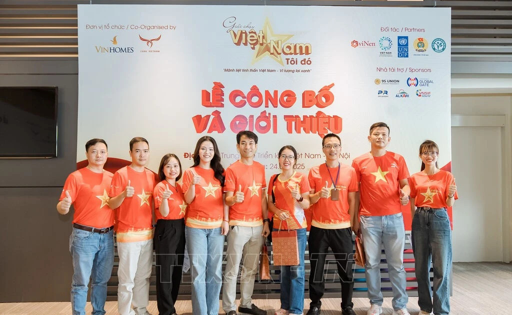 Nearly 19,000 in national flag shirts set Vietnam marathon record