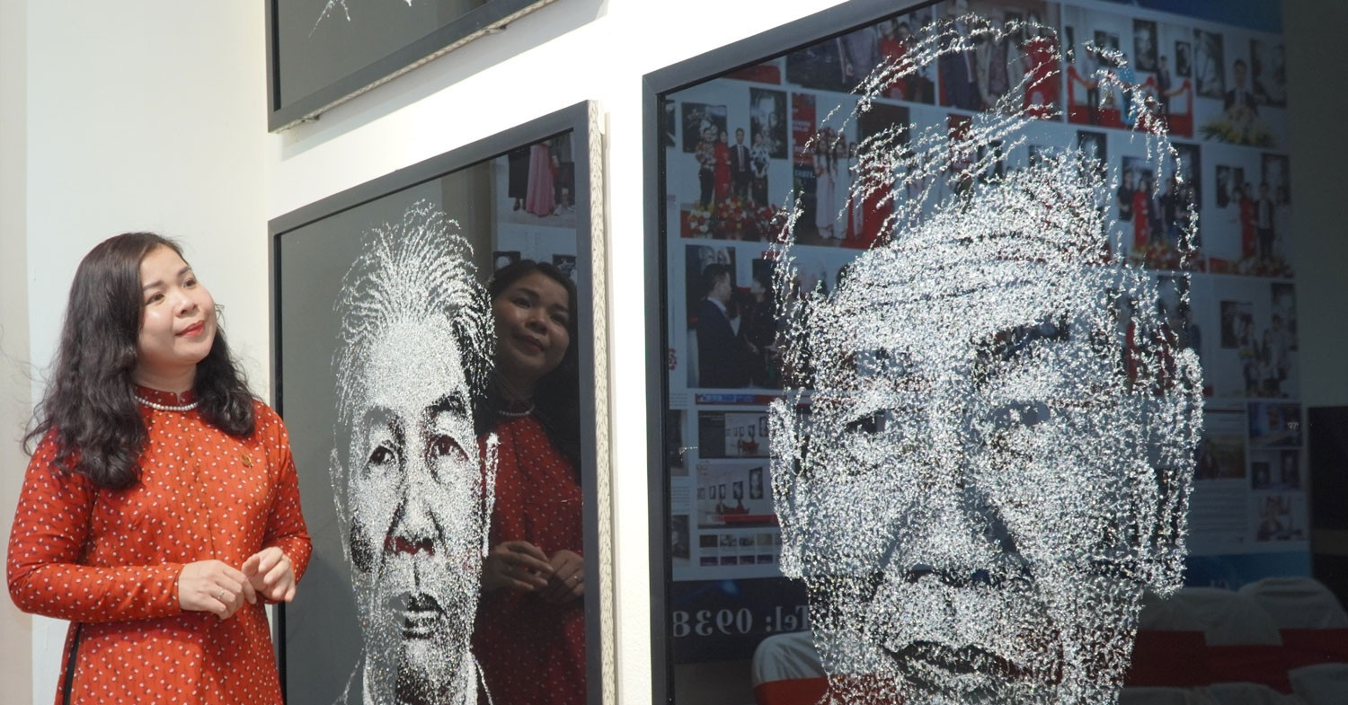 Artist sets national record with portraits carved in glass using a hammer