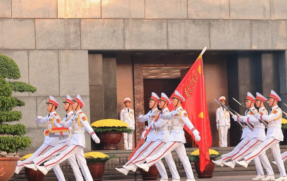 Flag-hoisting ceremony marks 80th anniversary of August Revolution victory