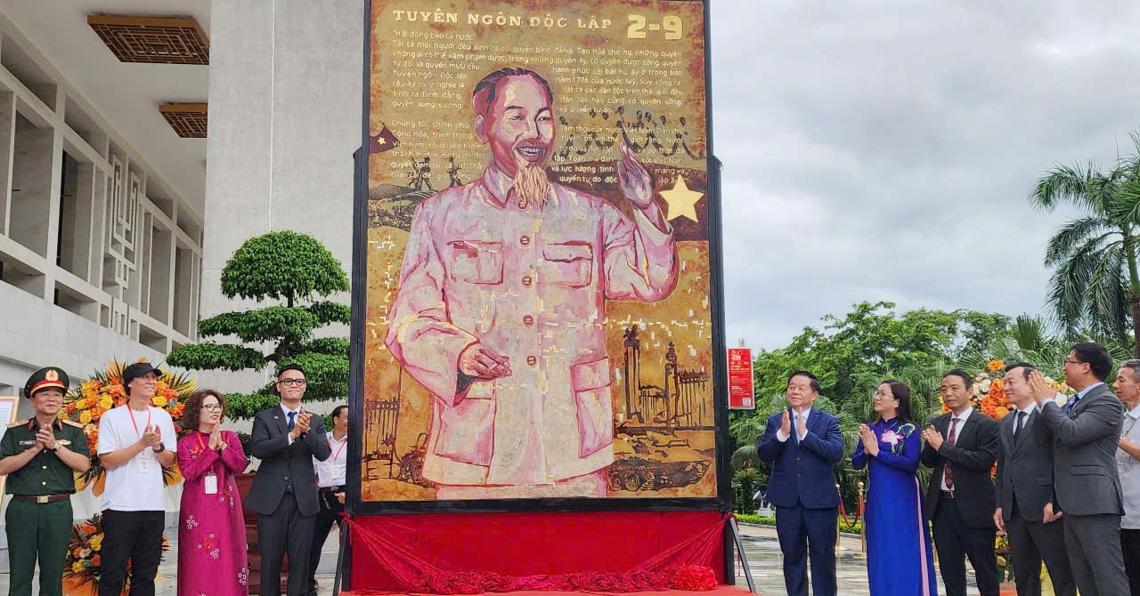 Lacquer portrait of President Ho Chi Minh sets national record