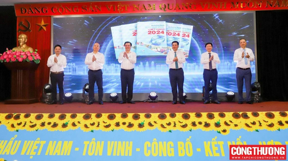 MoIT honours export achievements, unveils Vietnam import-export report