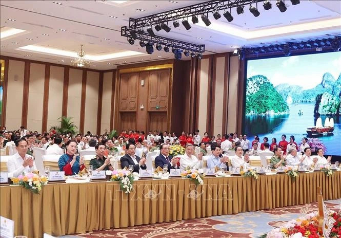 Party Chief To Lam celebrates unity of military, security, diplomatic forces