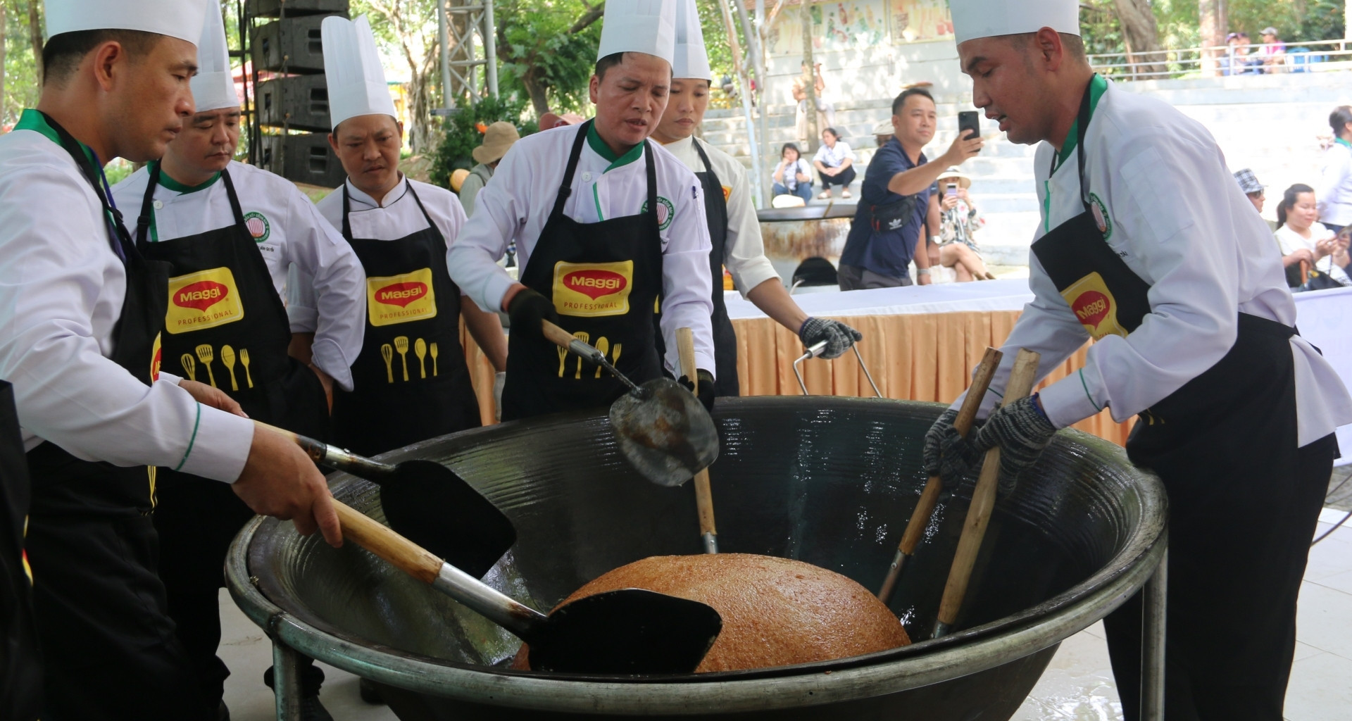 Giant cashew sticky rice earns Vietnam record in Dong Nai