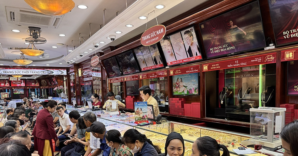 Hanoi crowds brave rain to buy gold at record highs