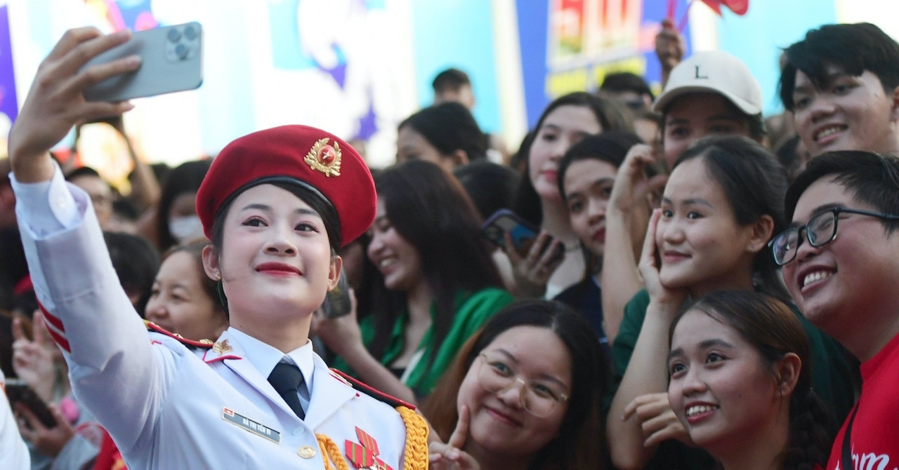 Hanoi offers free water and snacks for parade spectators on National Day