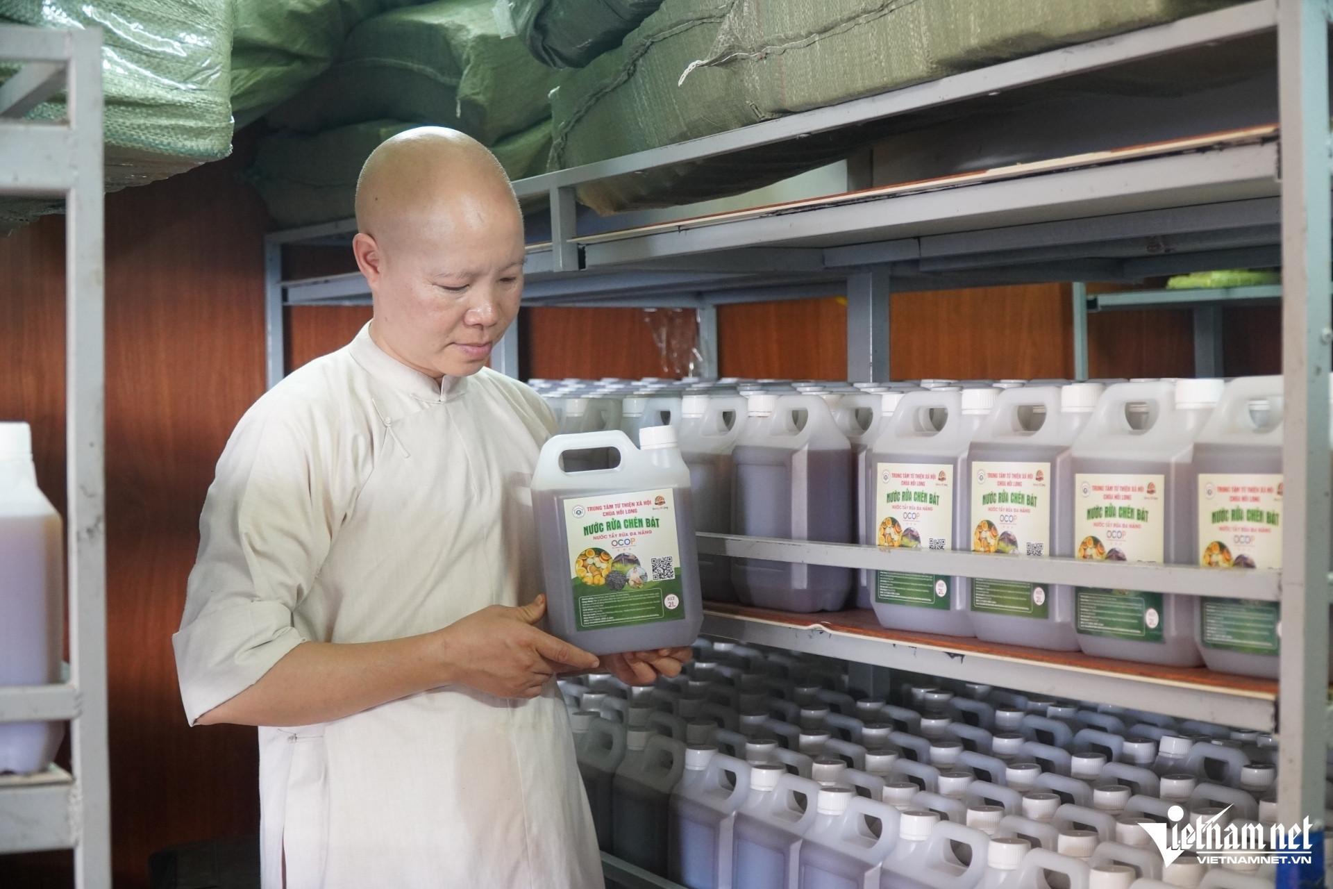 Monk in Thanh Hoa crafts herbal products to fund charity