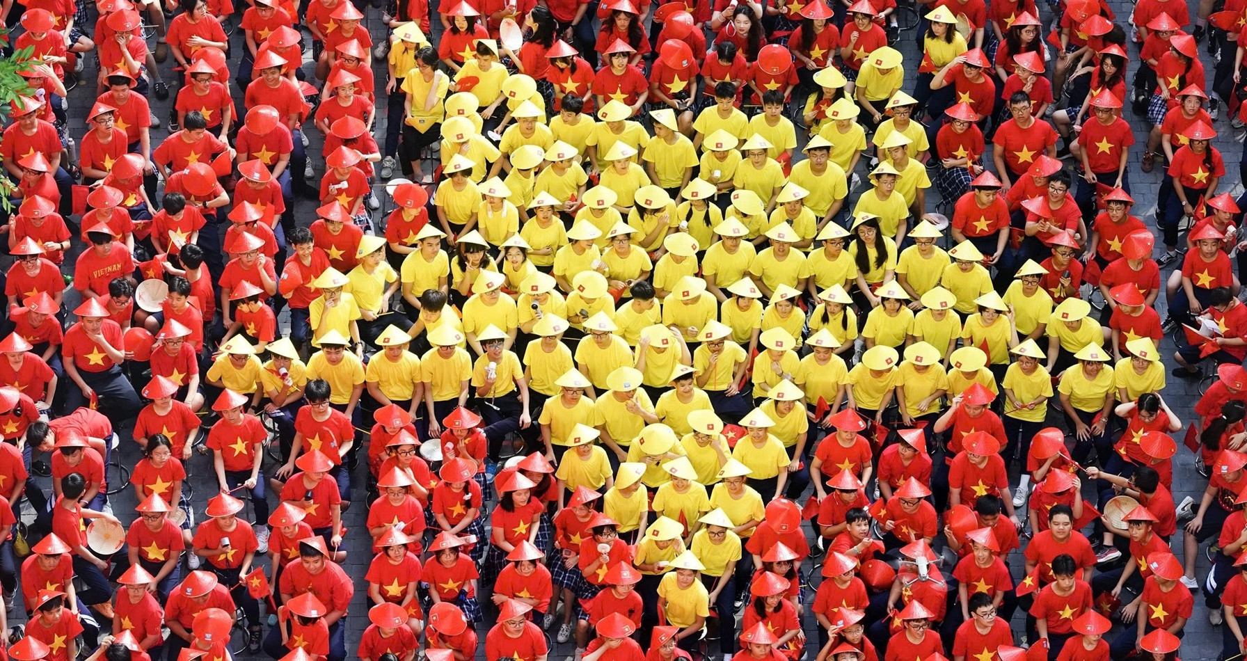 Over 2,000 Hanoi students form giant Vietnamese flag for National Day