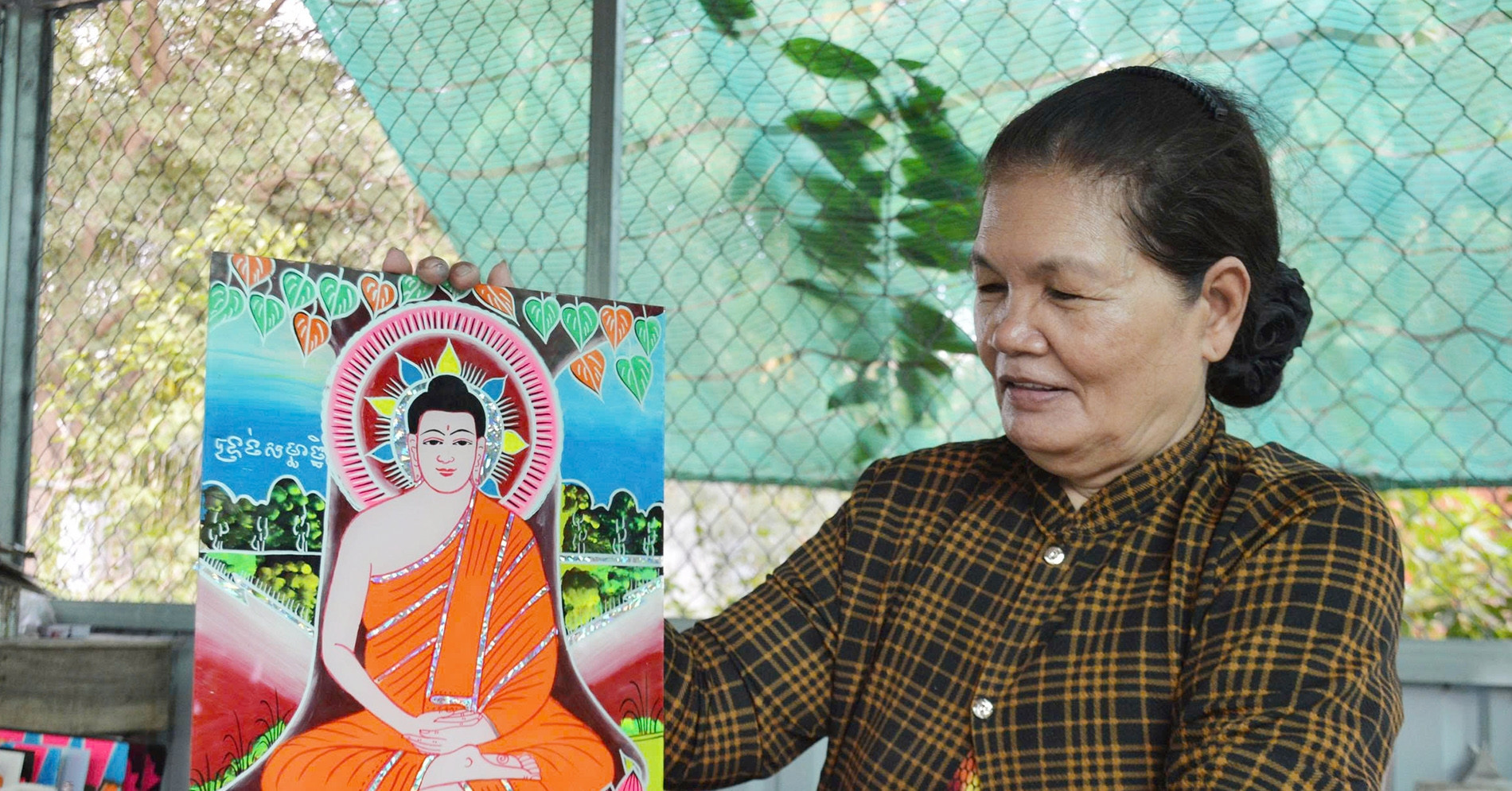 The last Khmer glass painter in Can Tho preserves a dying spiritual art
