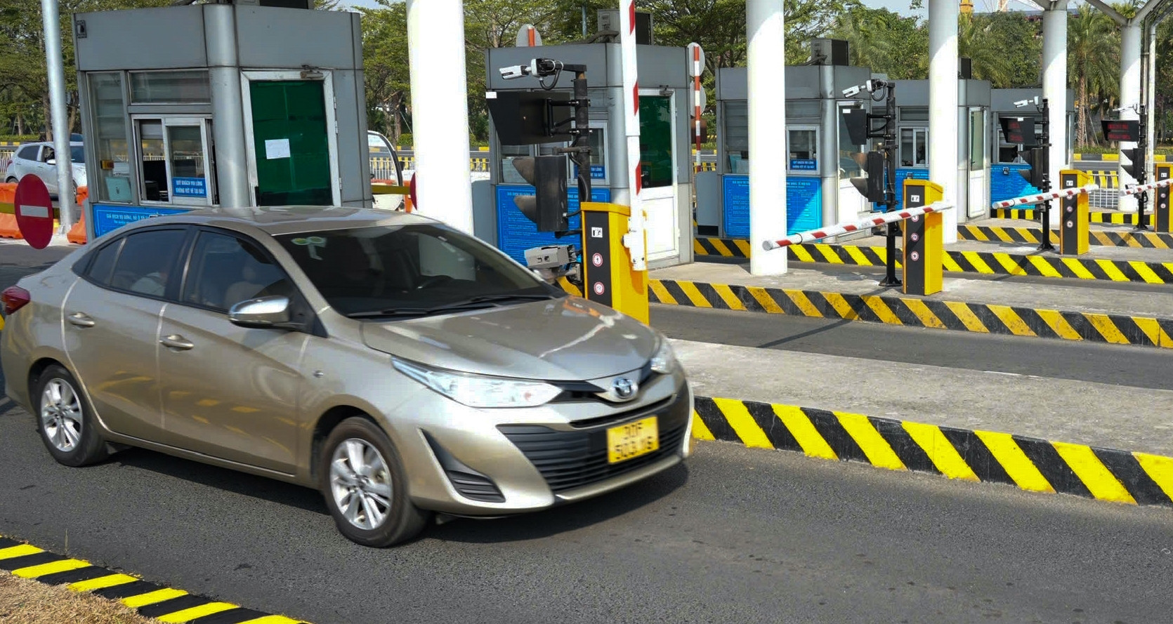 Vietnam to collect tolls on 18 expressways from January 2026