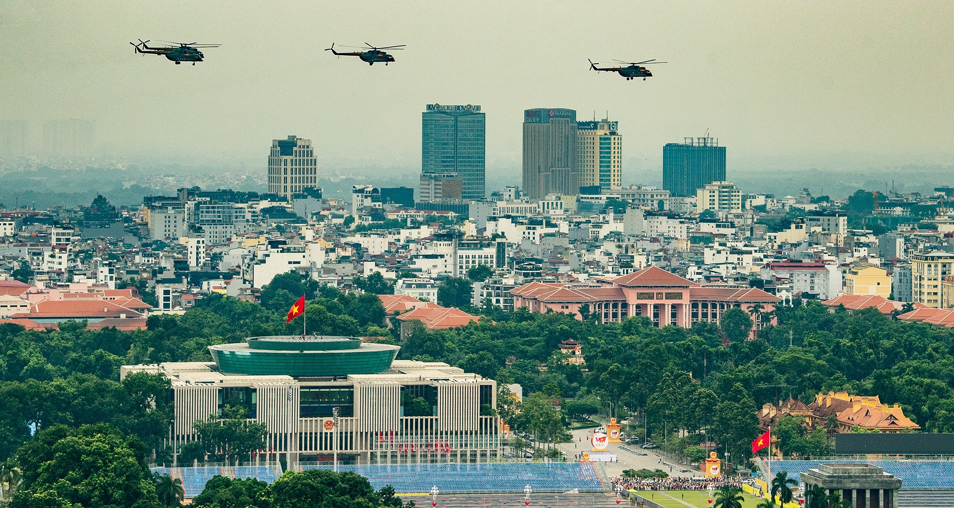 Helicopter squadrons dominate Hanoi skies in parade rehearsal