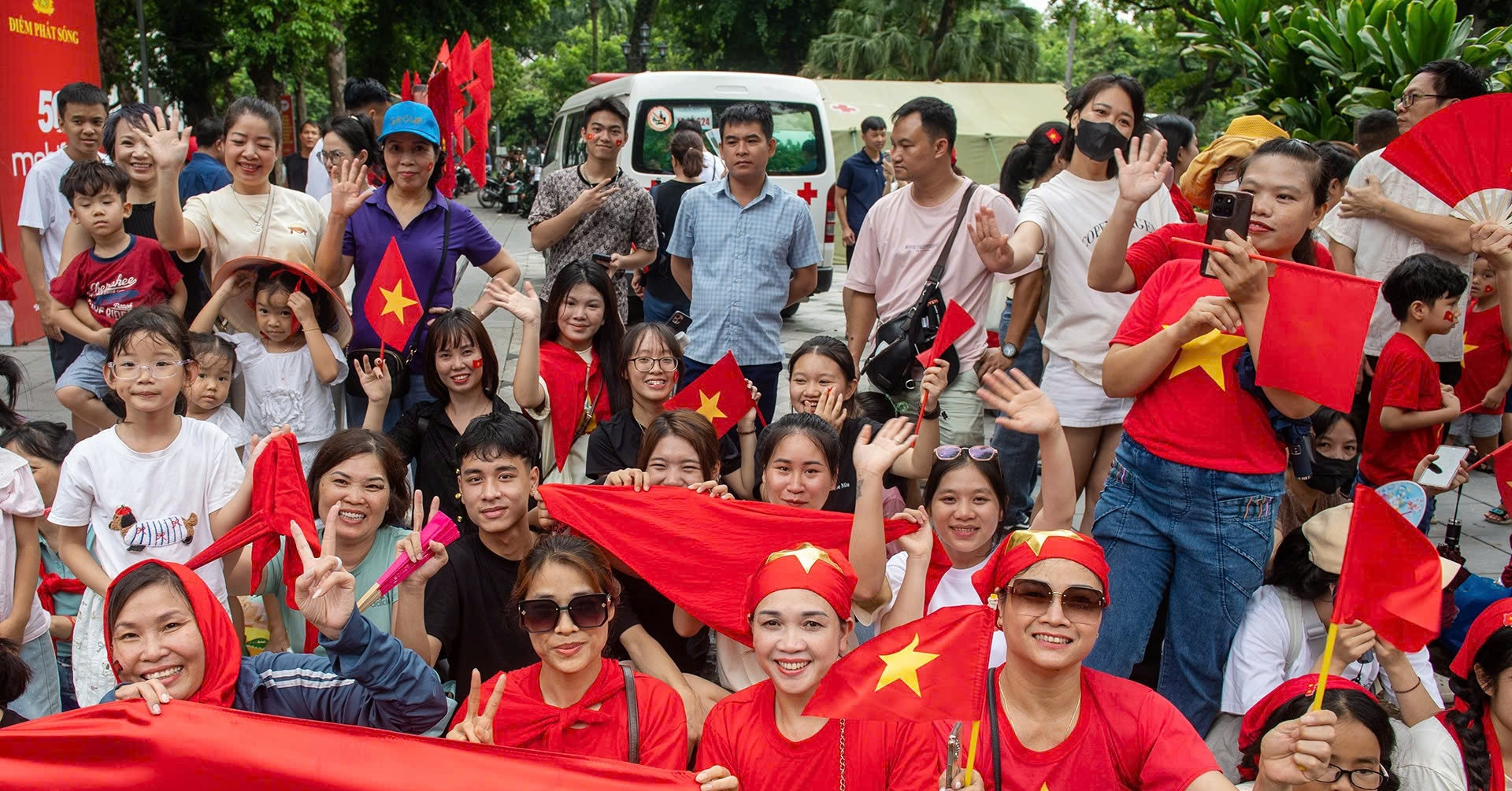 Thousands gather early for National Day parade rehearsal in Hanoi